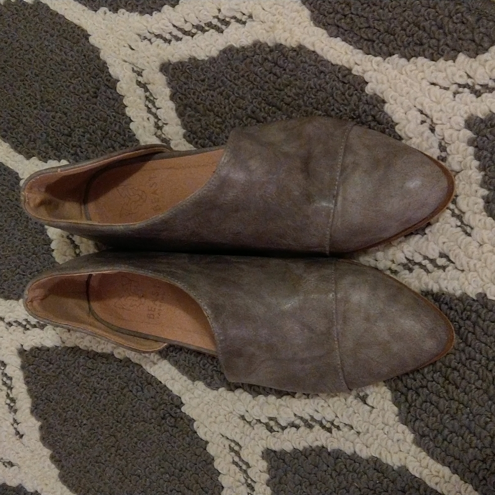 Gray Beast Fashion Flats